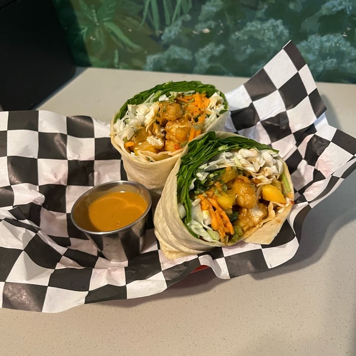 photo of JB’s Cali Fusion Thai Crunchy Tofu Salad Wrap shared by @emmamolteni on  12 Jan 2025 - review