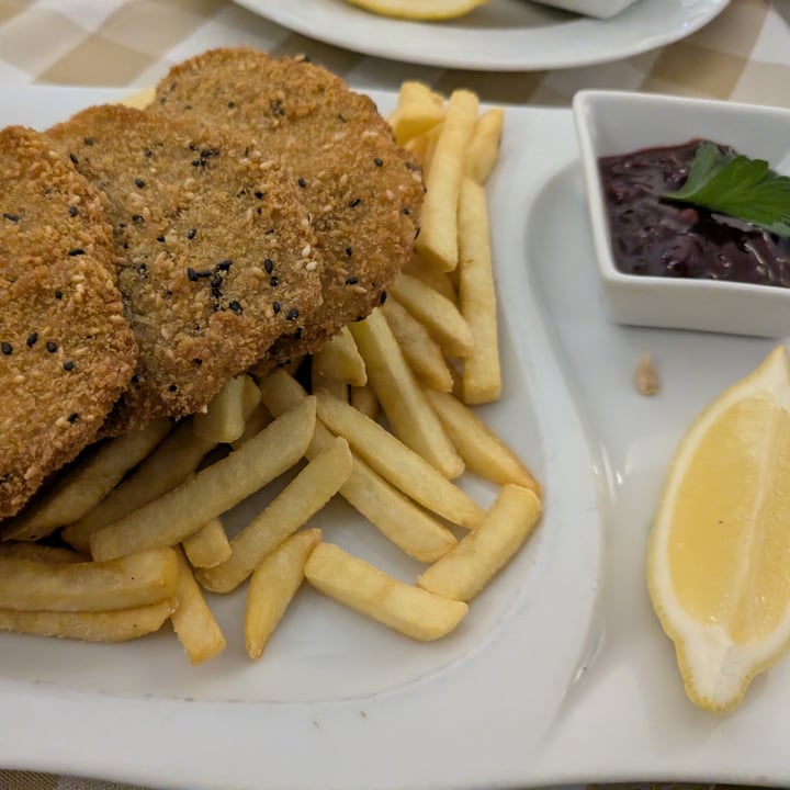 photo of Stiftskeller Sankt Florian Seitanschnitzel mit Kartoffelmajonnaisesalat shared by @petpet on  23 Aug 2025 - review