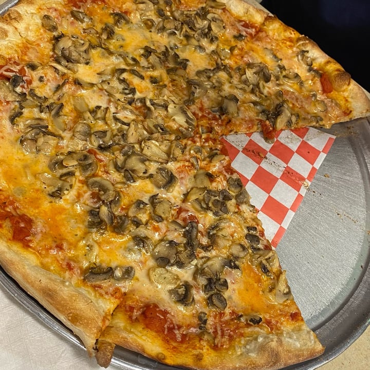 photo of Underground Pizza Vegan Cheese And Mushrooms shared by @elisaleone on  20 Jun 2024 - review