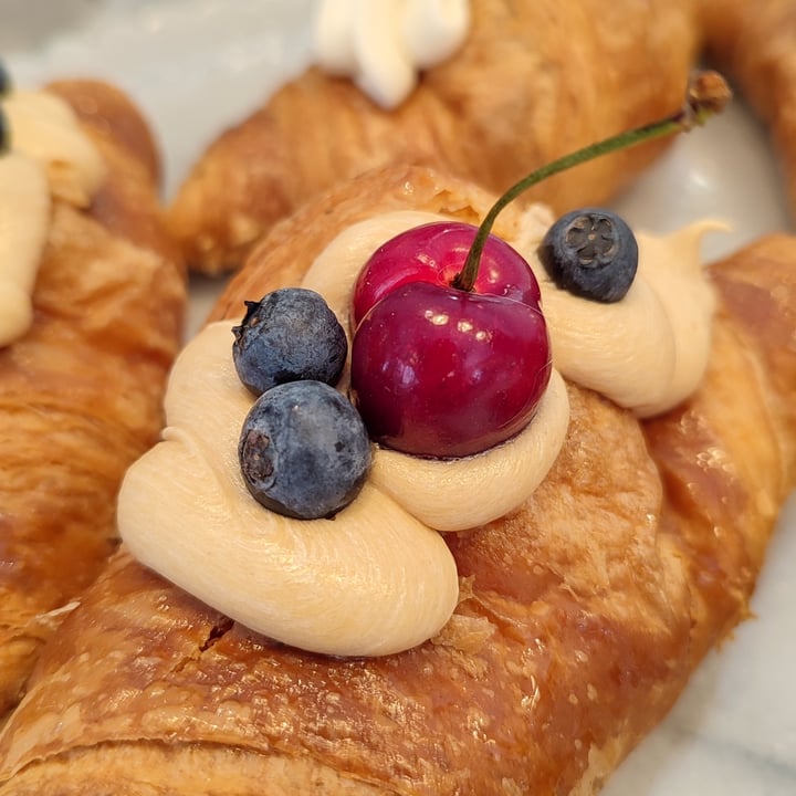 photo of La Besneta Croissant Lotus shared by @veggievallde on  13 May 2024 - review