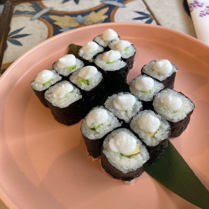 photo of Sushi Meshi hosomaki avocado e crema vegetale shared by @chiar4paolucci on  15 Jul 2024 - review