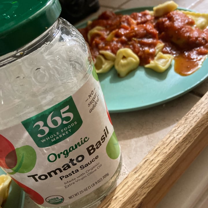 photo of 365 Whole Foods Market Organic Tomato Basil Pasta Sauce shared by @charityslade19 on  15 Feb 2024 - review