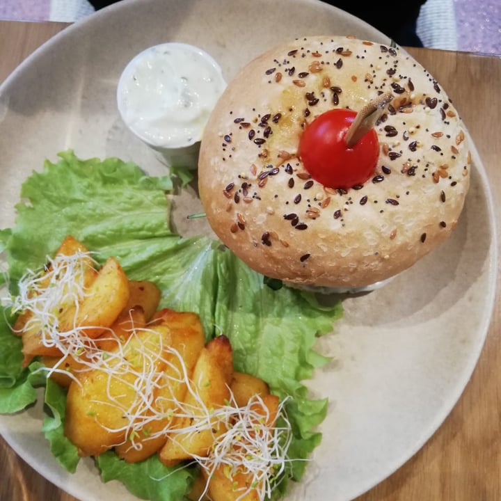 photo of Sweet Rawmance Cheese Burger shared by @saragrw13 on  21 Feb 2024 - review