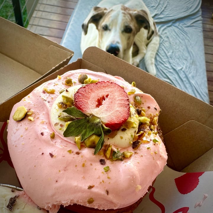 photo of Pippa's Pantry strawberry pistachio cinnamon bun shared by @itsjustmel on  31 Aug 2025 - review