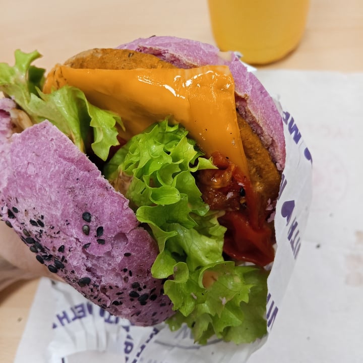 photo of Flower Burger Cherry Bomb shared by @-fede on  03 Feb 2025 - review