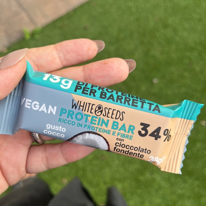 photo of White seeds Protein Bar Gusto Cocco Con Cioccolato Fondente shared by @marisolmarch on  04 Sep 2023 - review