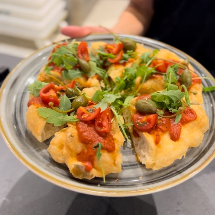 photo of Fuorigrotta Pizzeria pizza fritta vegan shared by @vegantastecagliari on  18 Aug 2024 - review