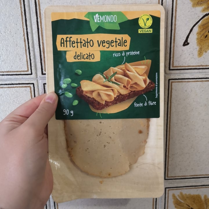 photo of Vemondo affettato gusto pollo shared by @aleveganfoodlover on  06 May 2024 - review