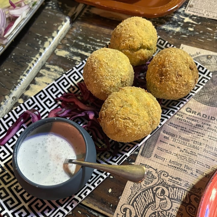 photo of 13 Bistrot & Tapas Bar Falafel Con Mayonesa Vegana De Menta shared by @silviaps on  03 Jan 2024 - review