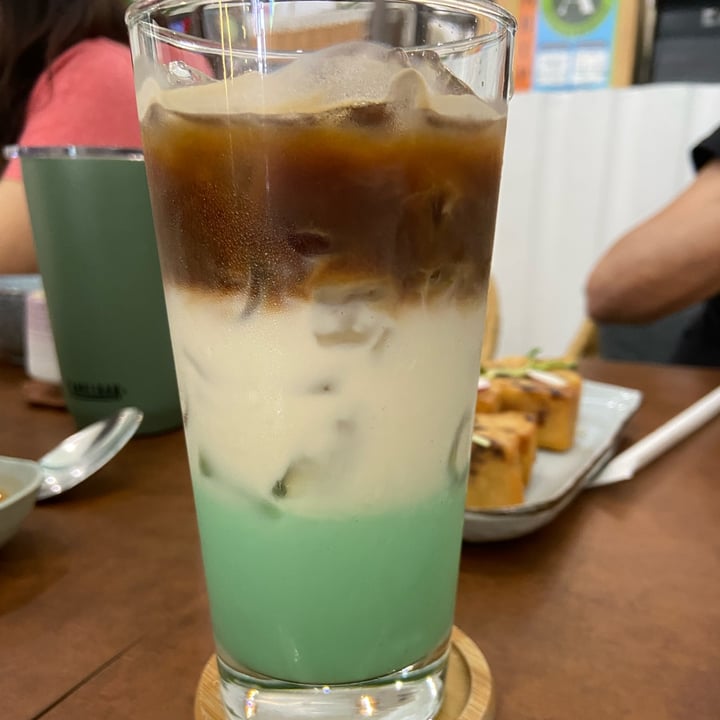 photo of Vine Cafe pandan cafe latte with oat milk (iced) shared by @fxk on  03 Apr 2024 - review