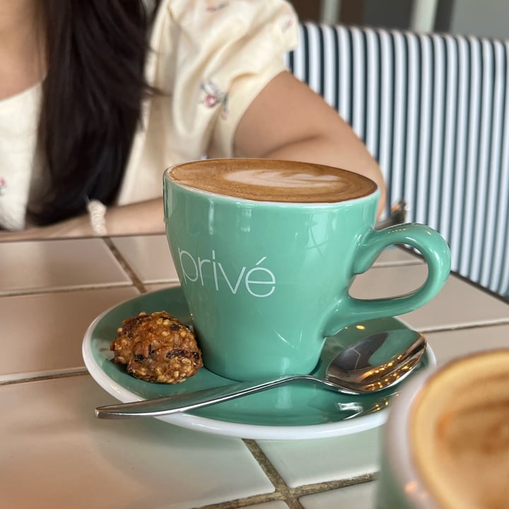 Privé Robertson Quay Singapore flat white with oat milk Review abillion