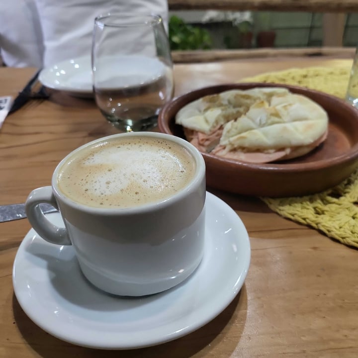 photo of El patio vegan café con leche y tostado arabe de jamón y queso shared by @rubenlpaz on  06 Apr 2025 - review