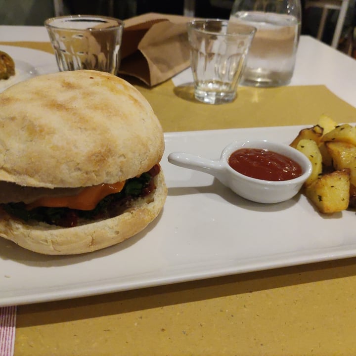 photo of Lo Fai Lo fai burger shared by @jessiveneziani on  18 Jan 2024 - review