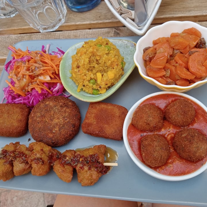 photo of El Vegetariano de la Alcazabilla Mix de platos shared by @laural92 on  06 Jul 2024 - review