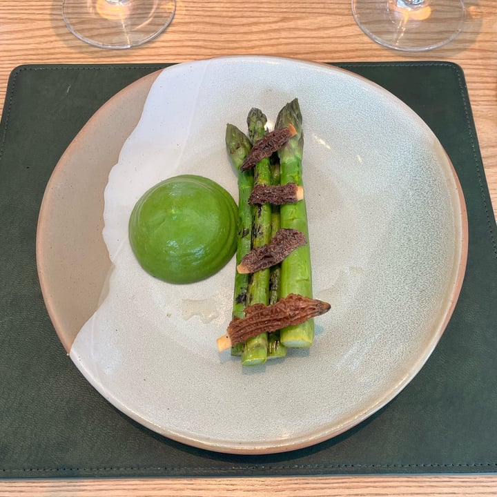 photo of Portrait Asparagus and pesto (customised to be vegan) shared by @sianski on  18 May 2024 - review
