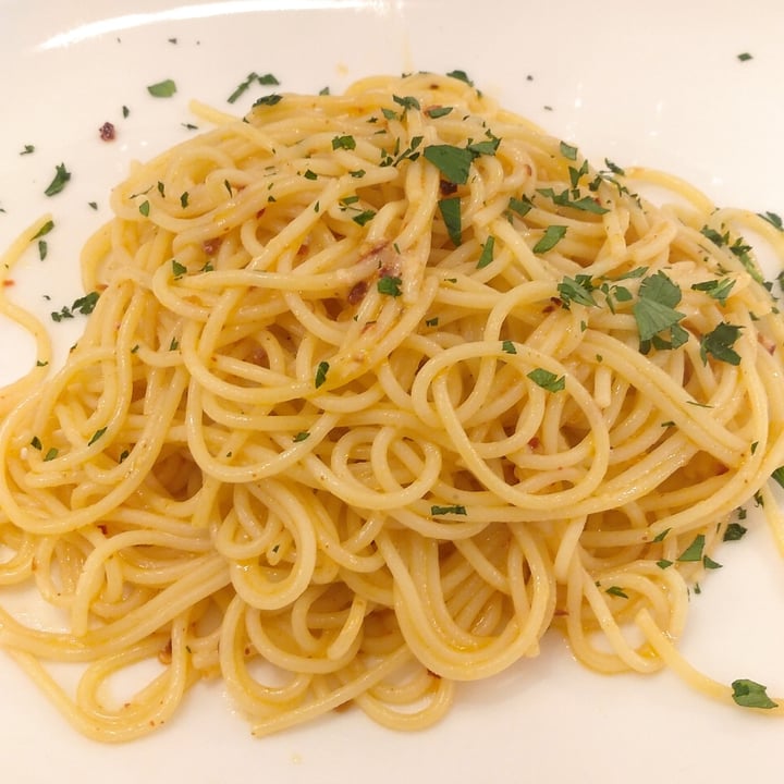 photo of Pizzeria Marlin Ristorante Spaghetti aglio olio e peperoncino shared by @beavegan on  31 Oct 2023 - review