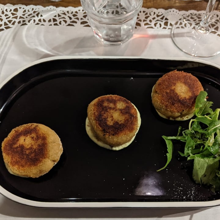 photo of Prato di Sopra Crocchette quinoa, cavolfiore, maionese al lime e misticanza shared by @jofish74 on  28 Jan 2024 - review