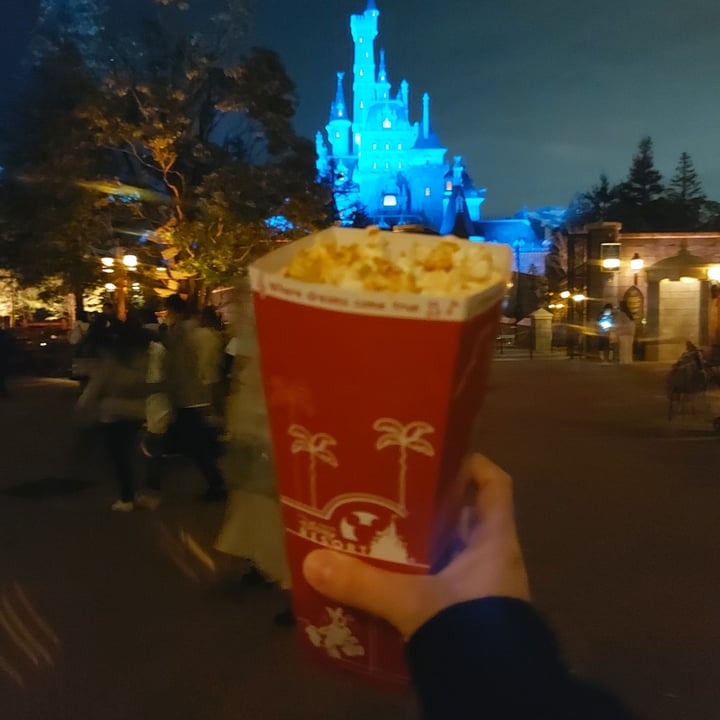 photo of Tokyo Disneyland Caramel Popcorn shared by @lucyvictoria92 on  20 Apr 2024 - review