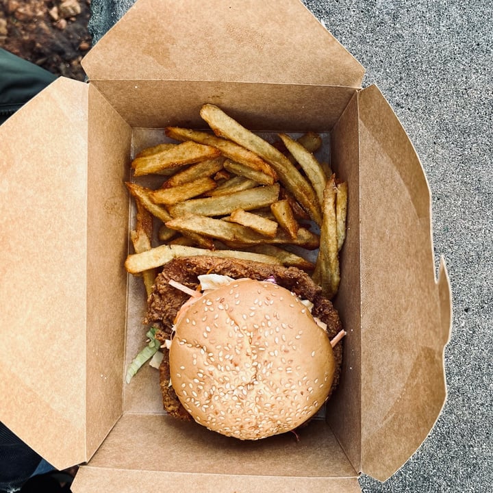 photo of Infinite Café Plant-Powered Kitchen Crispy Zingy Burger shared by @bohemiansky on  27 Aug 2023 - review