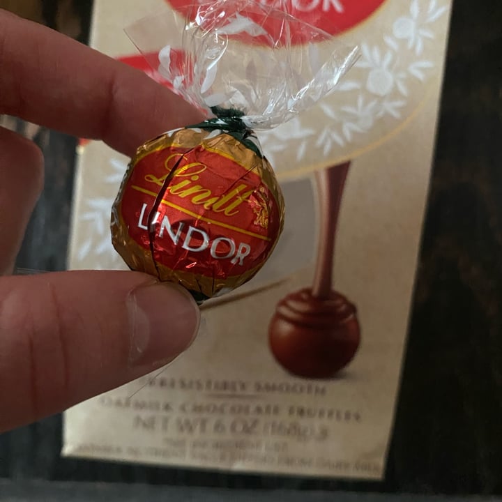 photo of Lindt Lindor Oatmilk Chocolate Truffles shared by @friendlyvegan on  09 Oct 2024 - review