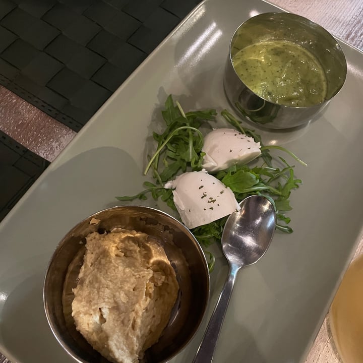 photo of Nirvana Ristorante Firenze Hummus accompagnato da chutney con stracchino veg e cialda indiana shared by @sidiocam on  14 May 2024 - review