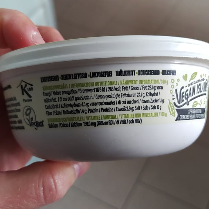 photo of Vegan island Spring onion & cracked black pepper spread shared by @saechsine on  18 Sep 2023 - review