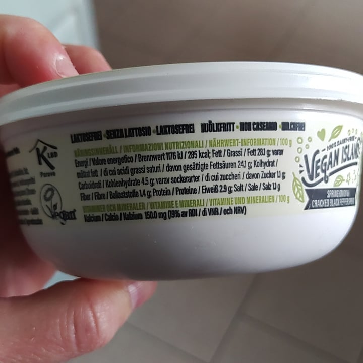 photo of Vegan Island Spring onion & cracked black pepper spread shared by @saechsine on  18 Sep 2023 - review