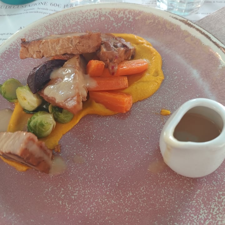 photo of Romeow Cat Bistrot Tempeh di Arachidi Glassato alla Birra Su Spuma Di Carote E Verdure Alle Erbe shared by @marsancaro on  20 Apr 2024 - review