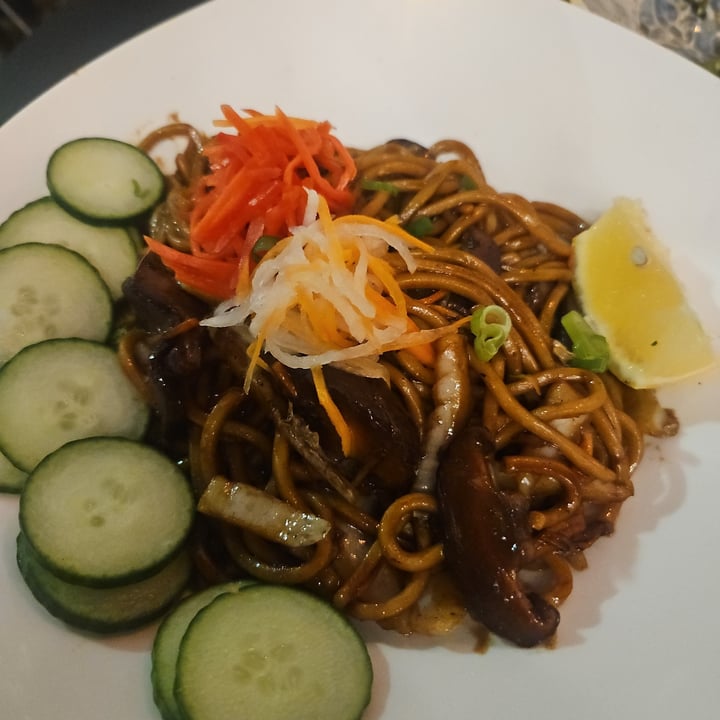 photo of Shushuto Bar à Ramen + Tapas Udon noodles with vegetables shared by @andreaalexandra on  28 Sep 2025 - review