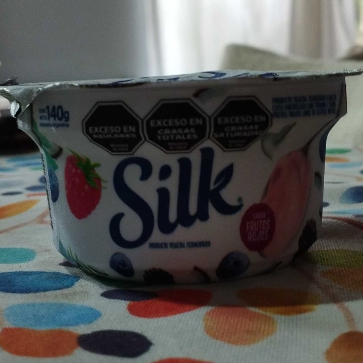 photo of Silk yogurt a base de coco con frutos rojos shared by @luu1 on  06 Dec 2023 - review