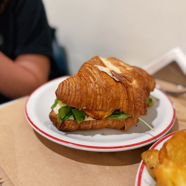 photo of Gordo Vegano Croissant salada rellena shared by @inespressable on  28 Apr 2024 - review