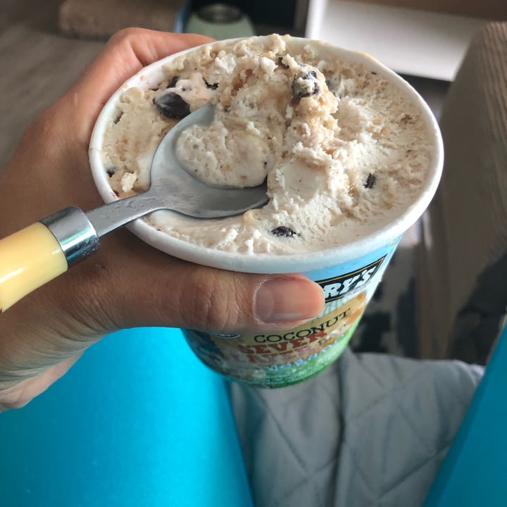 photo of Ben & Jerry's Coconut Seven Layer Bar Non-Dairy Frozen Dessert shared by @martamoraes on  24 Oct 2023 - review