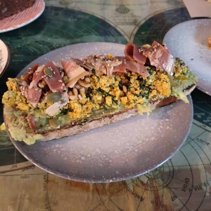 photo of La Tienda de los Unicornios tostada de revueltofu vacon aguacate shared by @alejandro-alvaro on  06 Oct 2025 - review