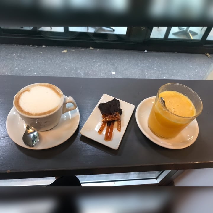 photo of Pasticceria Vago Fabio Cappuccino di soia - mandorle e arance candite con cioccolato fondente shared by @bearpig on  09 Jun 2024 - review