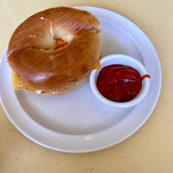 photo of Loving Hut Egg and Cheese bagle shared by @determinedgoose on  19 Jun 2024 - review