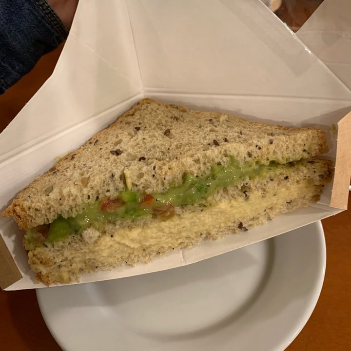 photo of Ecocentro Sándwich de humus y guacamole shared by @elyqs on  14 Oct 2023 - review