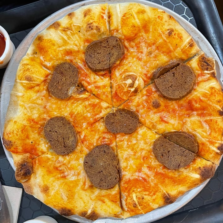 photo of Herbívoro Cocina Vegana Vegan Peperoni Pizza shared by @bebo9929 on  28 Apr 2024 - review