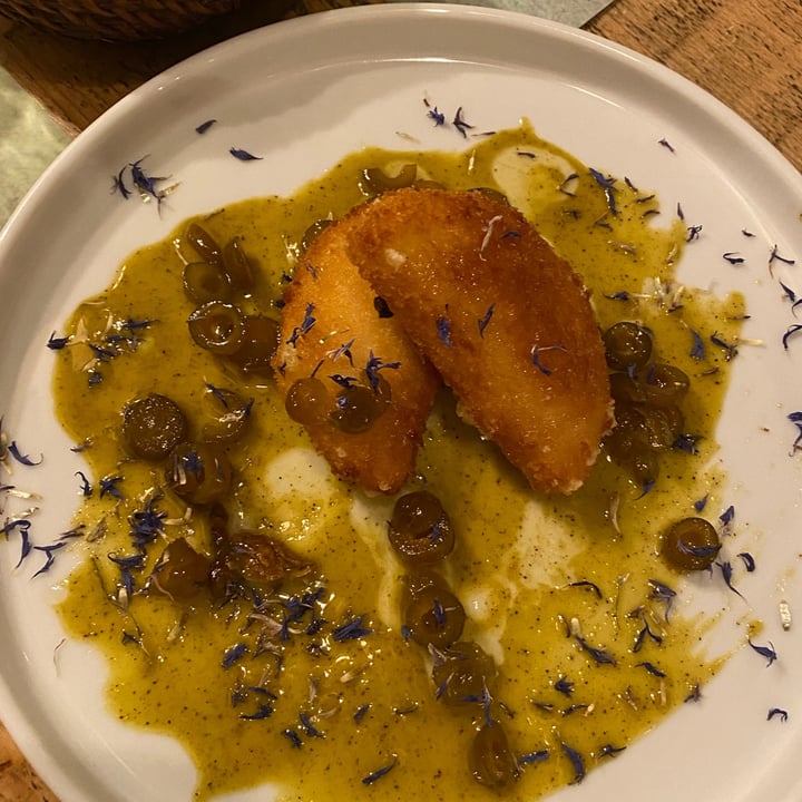 photo of rOOTS Vegetarian & Vegan Place Camembert shared by @emmis on  20 Aug 2024 - review