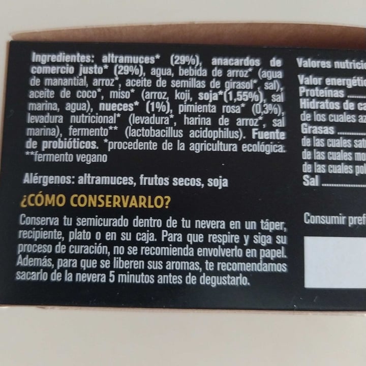 photo of Veggie Karma Queso Semicurado de Nueces y Pimienta Rosa shared by @h3lena on  28 Jul 2024 - review