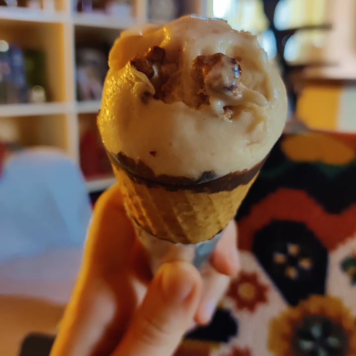 photo of Vemondo vegan waffle cones caramel shared by @michelanice on  02 May 2024 - review