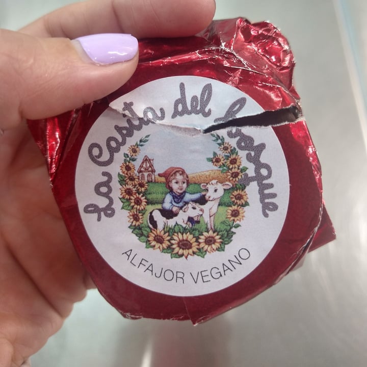 photo of La casita del bosque alfajor vegano de chocolate y frutos rojos shared by @marianveg on  18 Aug 2023 - review