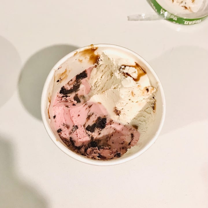 photo of Ben & Jerry's Berry sundae shared by @lil-chickpea on  15 Sep 2023 - review