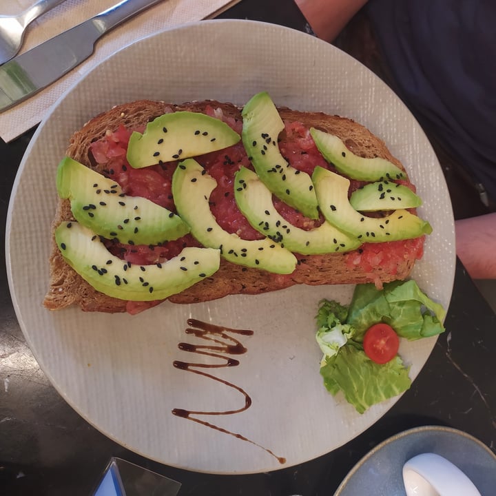 photo of Diversum Concept café tosta de tomate con aguacate shared by @sancom on  12 Jul 2024 - review