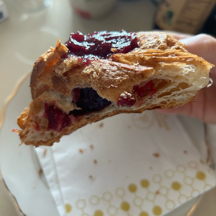 photo of Pasticceria Adolfo Stefanelli Croissant Vegan shared by @silviab on  14 Apr 2024 - review