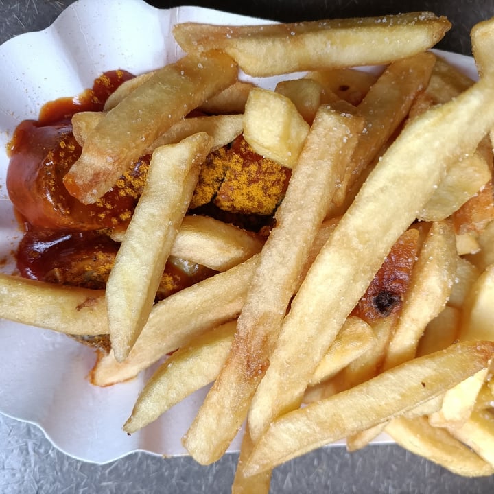 photo of Schmitt Foxy Food french fries and curry hot dog vegan shared by @maka89 on  14 Apr 2024 - review