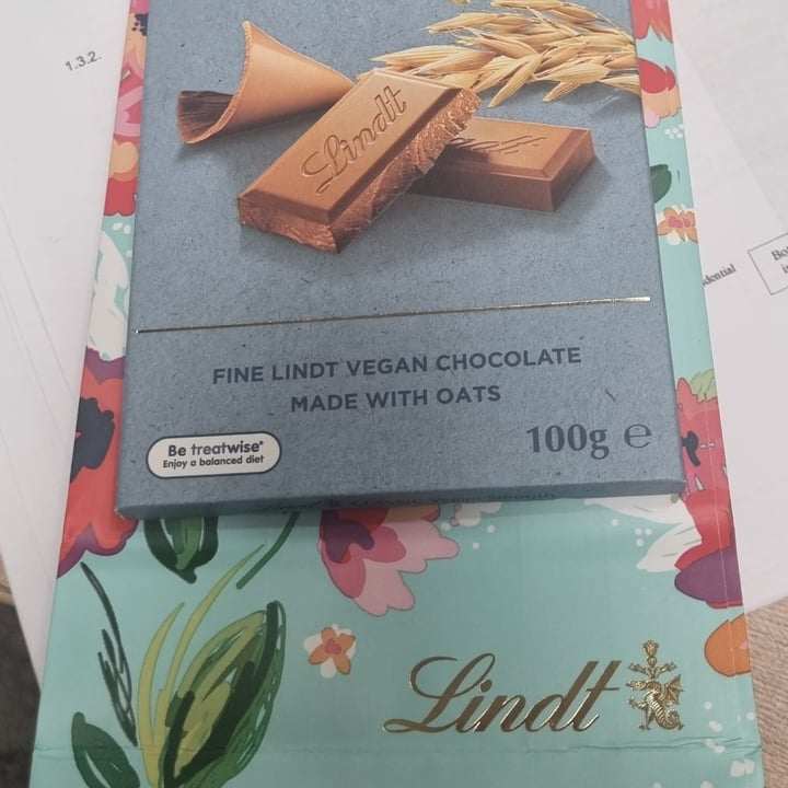 photo of Lindt chocolate Lindt vegan classic shared by @sunshineyum on  09 Sep 2023 - review