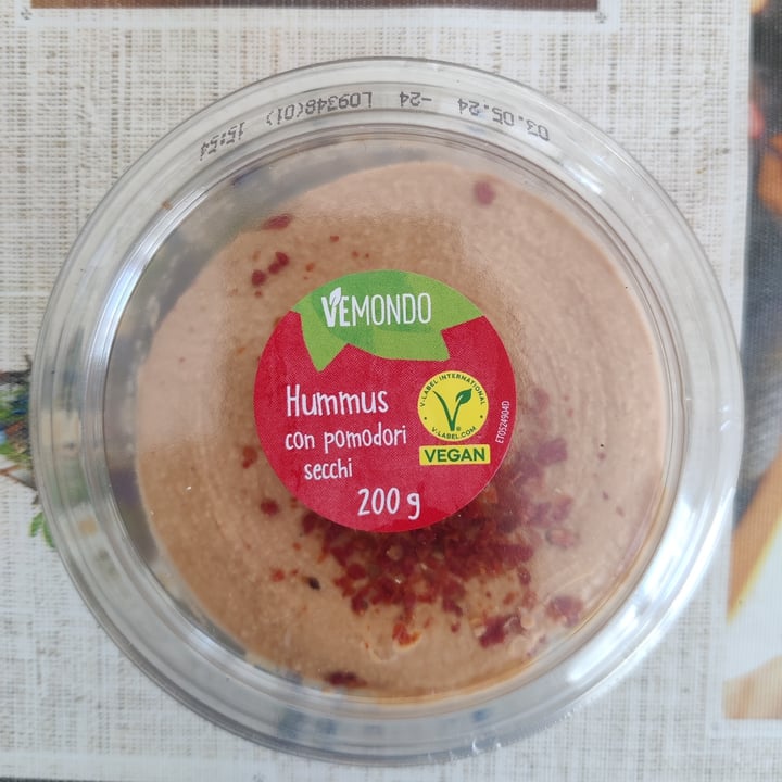 photo of Vemondo hummus con pomodori secchi shared by @lucianothecat on  15 Apr 2024 - review