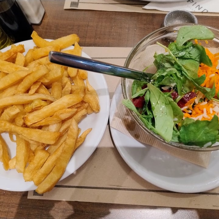photo of Pindal Urquiza Ensalada y papas shared by @rocioroom on  27 Jan 2025 - review