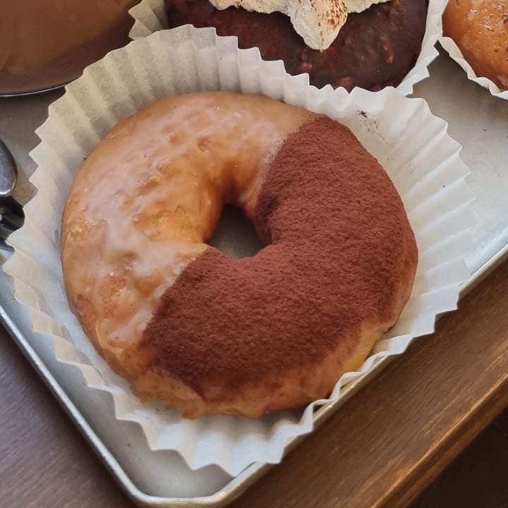 photo of Overte Tiramisu glazed Donut shared by @xxarisu on  07 Nov 2023 - review