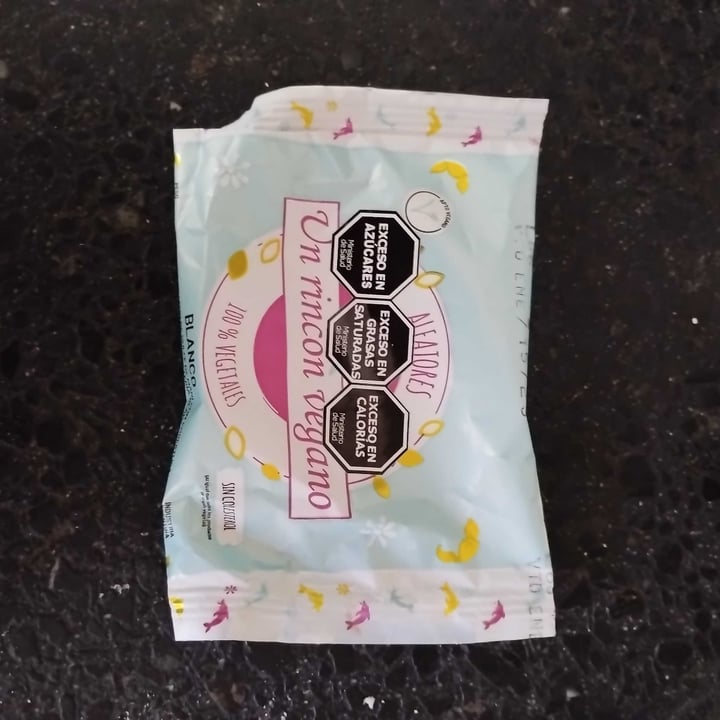 photo of Un Rincón Vegano Alfajor blanco shared by @lucappl on  22 Nov 2024 - review